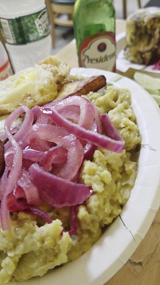 Casual dining with Dominican specialties on display.