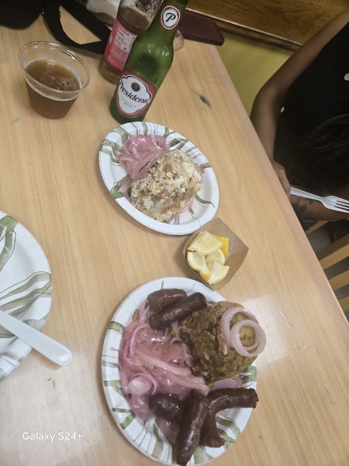 A small eatery with plated fried meats.